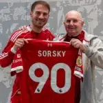 Sol Sorsky, LFC Foundation’s oldest walking football participant, was invited to the AXA Training Centre, where he was surprised by Alexis Mac Allister. A lifelong Red, 90-year-old Sol enjoyed a behind-the-scenes tour and chat with former player and LFC Foundation community ambassador Chris Kirkland, before Mac Allister appeared to spend some time learning more about Sol’s story and present him with a signed shirt. The pair quickly bonded over their shared love of football, swapping stories and celebrating the game’s ability to connect people of all ages.