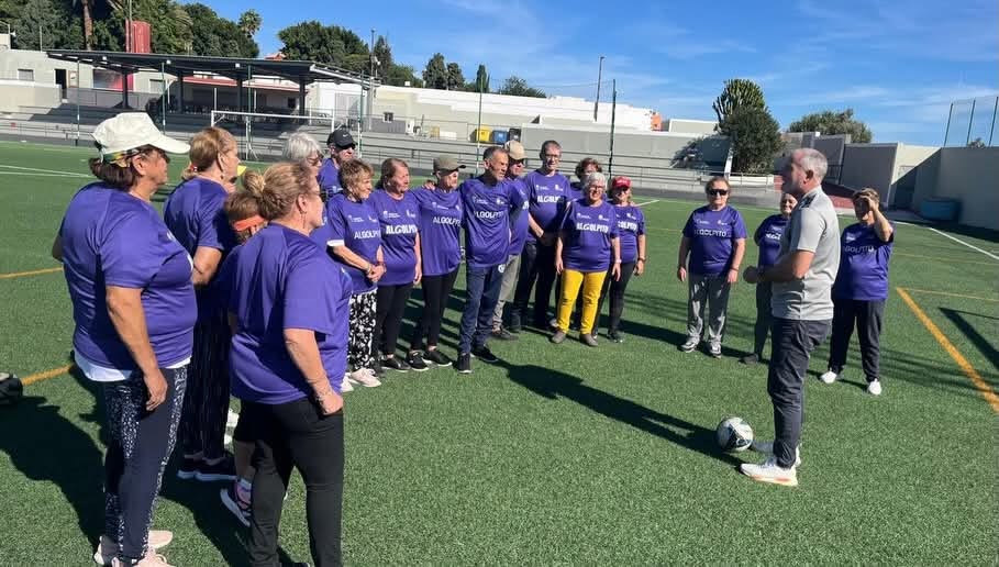 The project ‘Al Golpito’, promoted by the Government of the Canary Islands, through the Ministry of Social Welfare, Equality, Youth, Childhood and Families, and jointly developed by the foundations of Unión Deportiva Las Palmas and Club Deportivo Tenerife, aims to foster active and healthy aging among people over 60 years old. The activity took place this Tuesday at the Barrial football field.